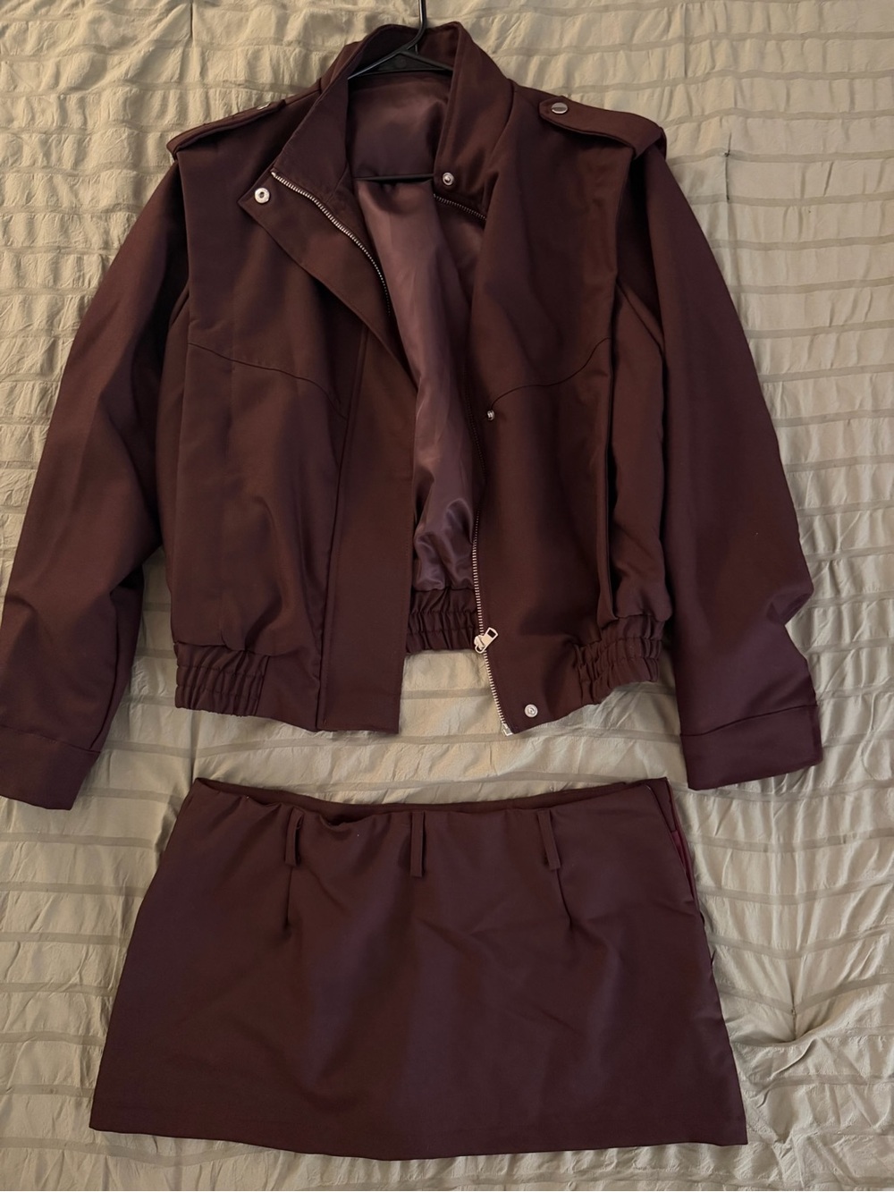 Women's Burgundy Jacket & Skirt Set
MEDIUM SIZE BOTH ITEMS